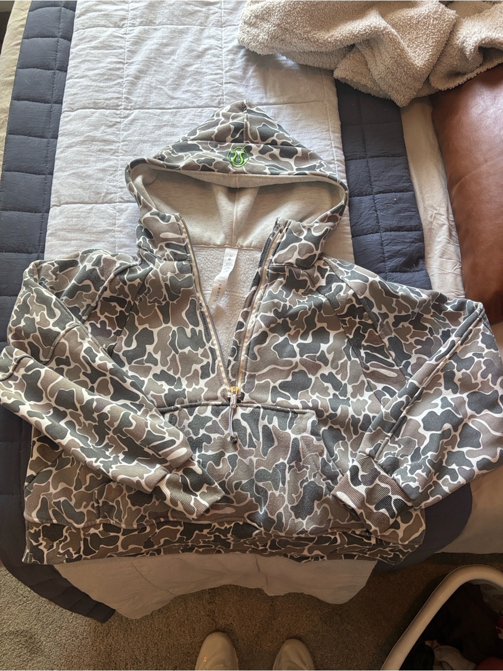 Women’s Camouflage Half-Zip cropped Hooded Sweatshirt - Gray/Tan